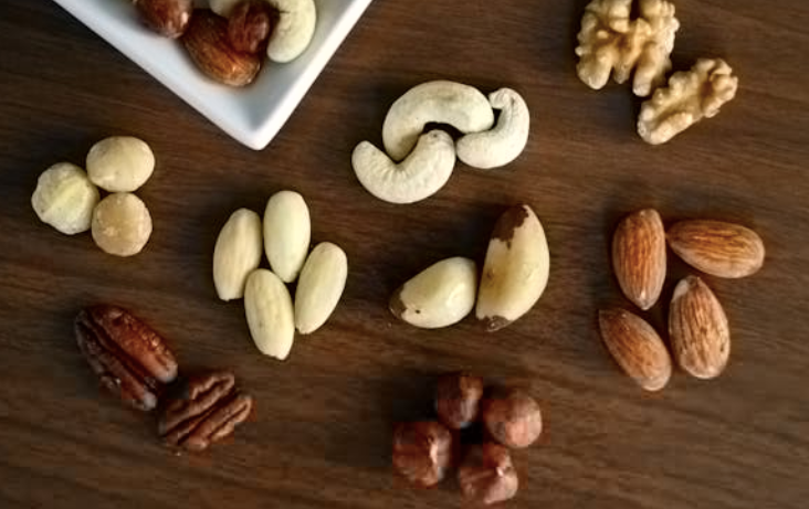 Selección de alimentos esenciales keto: nueces, verduras, proteínas